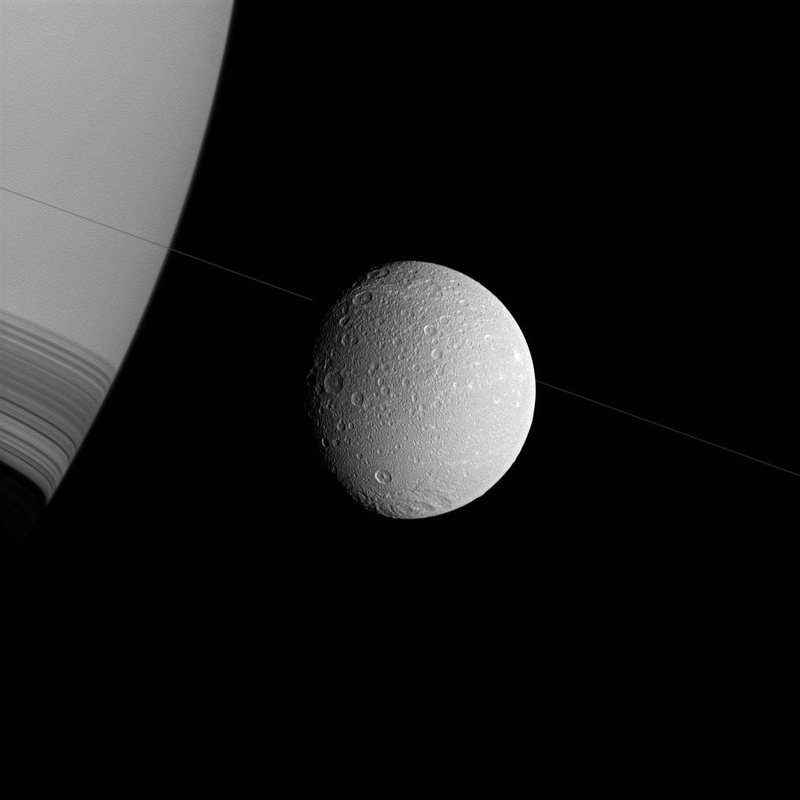 Illustration for article titled Las mejores imágenes de Dione que ha dejado a su paso la sonda Cassini